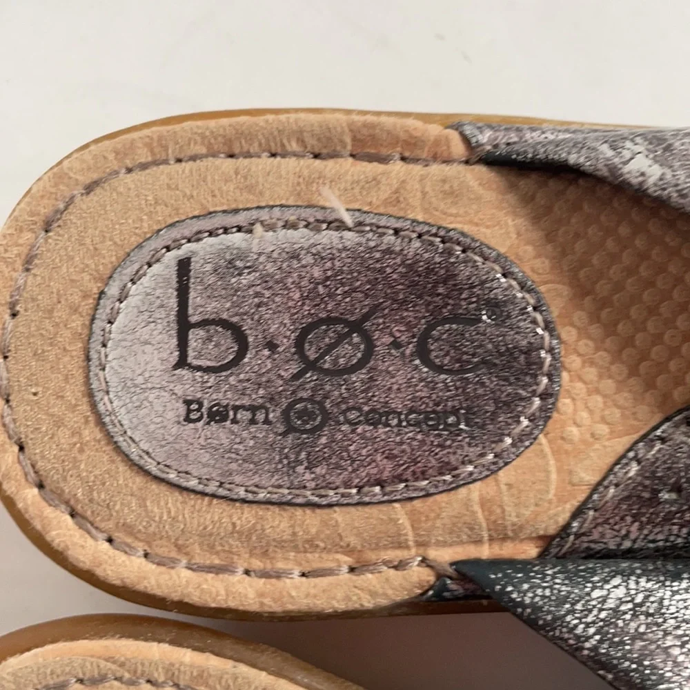 b.o.c. Born Concepts metallic leather cushioned footbed sandals size 8 - Picture 5 of 7